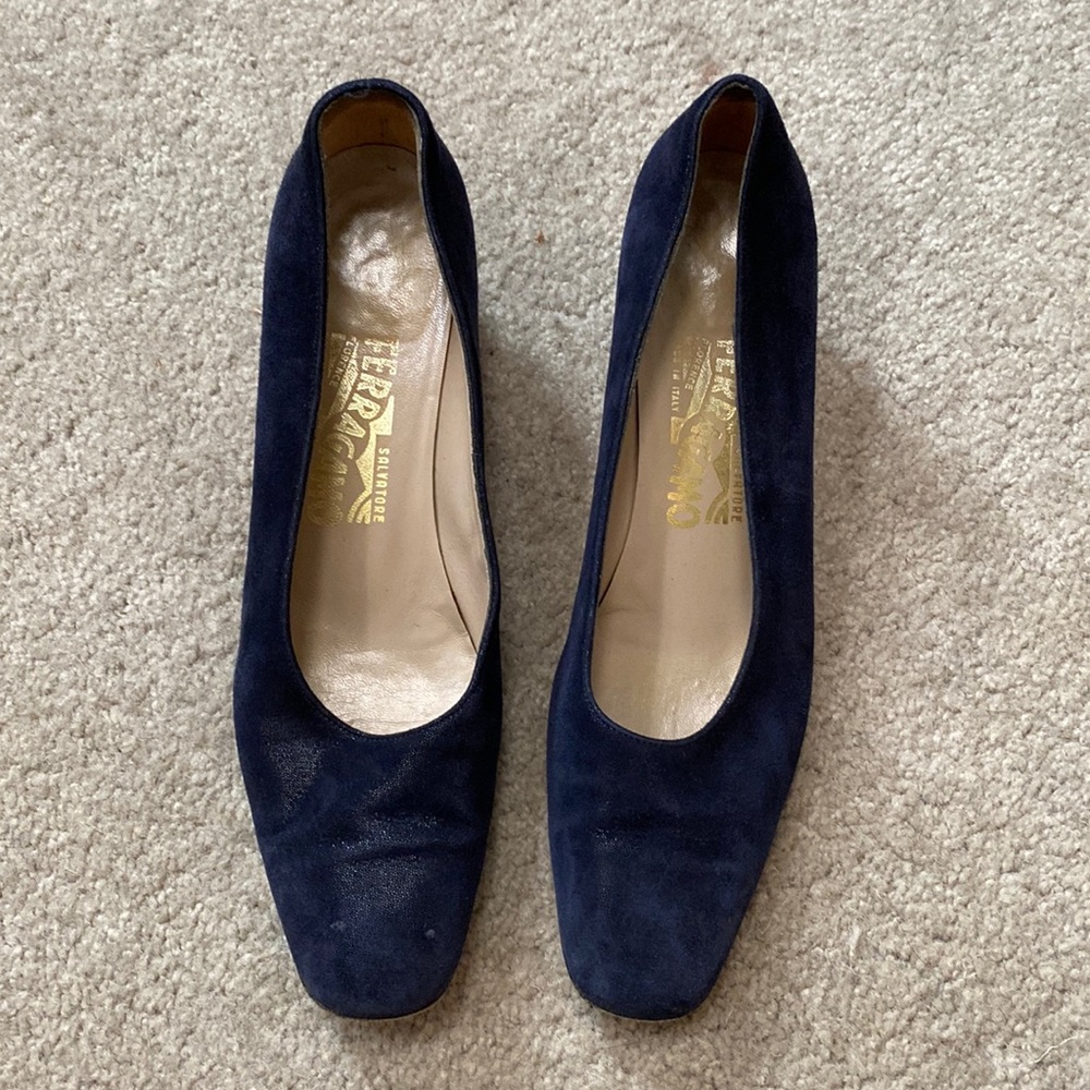 EUC. Vintage navy suede leather Salvatore Ferragamo short heels. Made in Italy.